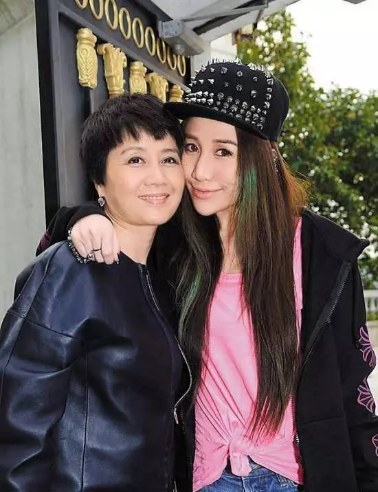 何超盈未婚先孕,揭露豪門家族即將風起雲湧的內幕,不得不稱讚四太,這步棋走得太妙了