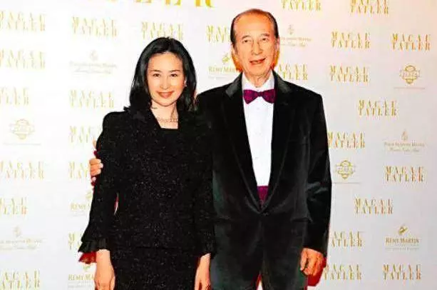 何超蓮人美心甜,何超盈釣到哈佛學霸,而她手握600億有賭王風采