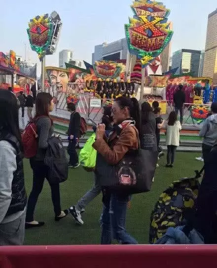 張柏芝帶三個孩子回娘家,疑似小王子正面照流出