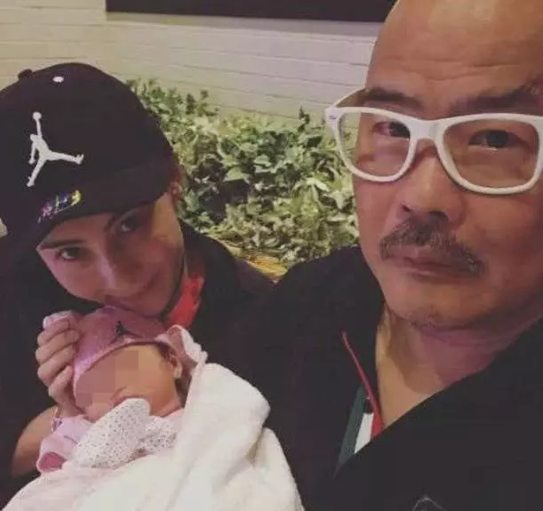 張柏芝帶三個孩子回娘家,疑似小王子正面照流出