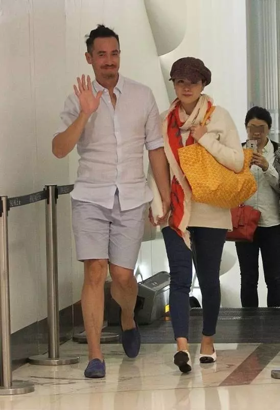 陳豪陳茵媺過二人世界,逛街全程十指緊扣,面對記者大方打招呼