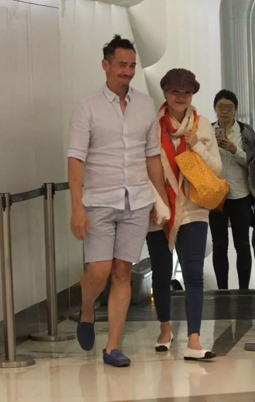 陳豪陳茵媺過二人世界,逛街全程十指緊扣,面對記者大方打招呼