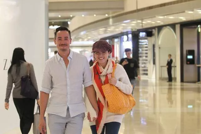 陳豪陳茵媺過二人世界,逛街全程十指緊扣,面對記者大方打招呼
