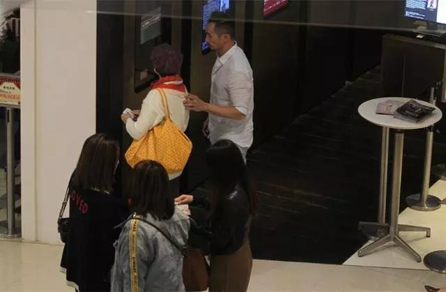 陳豪陳茵媺過二人世界,逛街全程十指緊扣,面對記者大方打招呼