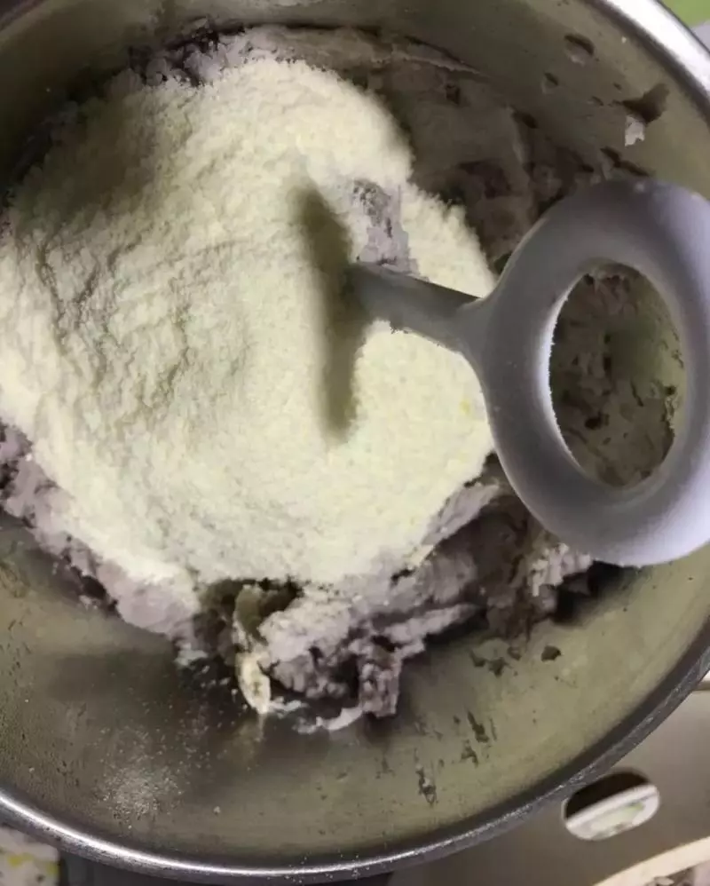 好特別的夾心芋頭奶油蛋糕,甜而不膩~
