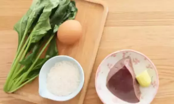 容易咀嚼和吞咽消化的豬肝菠菜粥!媽媽必收藏哦!
