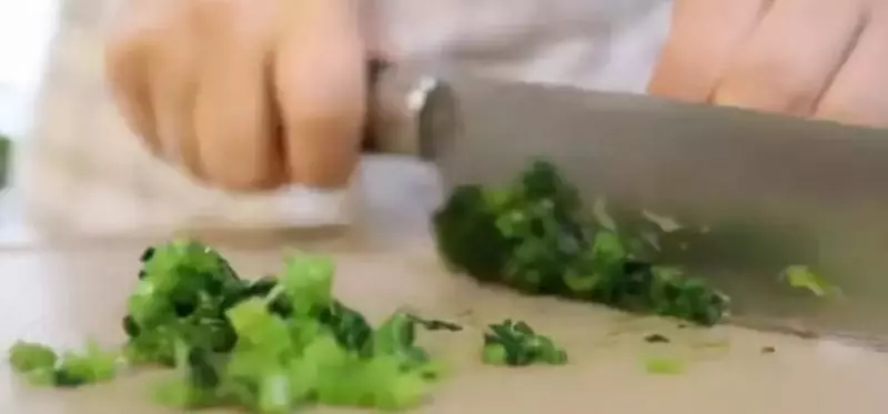容易咀嚼和吞咽消化的豬肝菠菜粥!媽媽必收藏哦!