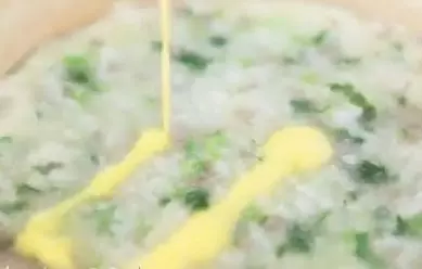 容易咀嚼和吞咽消化的豬肝菠菜粥!媽媽必收藏哦!