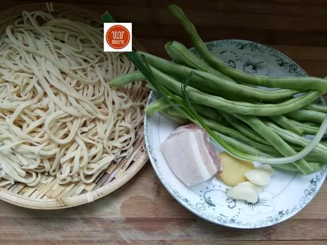 家常豆角燜面,這樣做軟糯咸香,不粘不黏,最好吃,最營養!