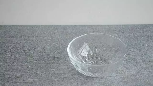 把食鹽倒進白醋里 好多人都不知道有啥用 學會了省不少錢