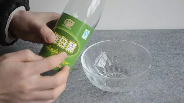把食鹽倒進白醋里 好多人都不知道有啥用 學會了省不少錢