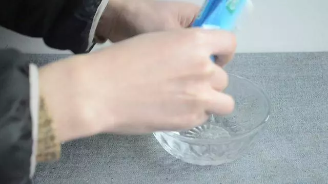 把食鹽倒進白醋里 好多人都不知道有啥用 學會了省不少錢