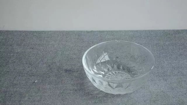 把食鹽倒進白醋里 好多人都不知道有啥用 學會了省不少錢