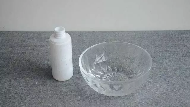 把食鹽倒進白醋里 好多人都不知道有啥用 學會了省不少錢
