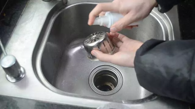 把食鹽倒進白醋里 好多人都不知道有啥用 學會了省不少錢