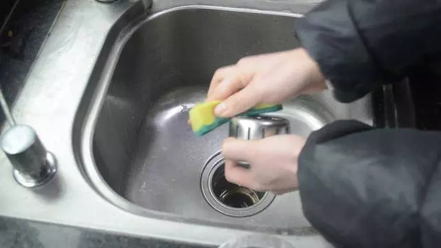 把食鹽倒進白醋里 好多人都不知道有啥用 學會了省不少錢