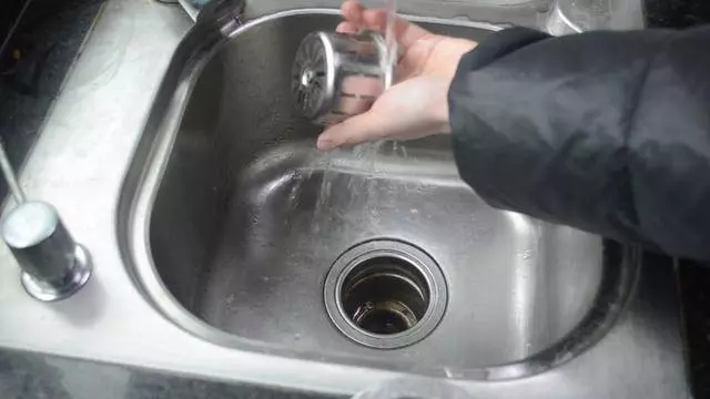 把食鹽倒進白醋里 好多人都不知道有啥用 學會了省不少錢
