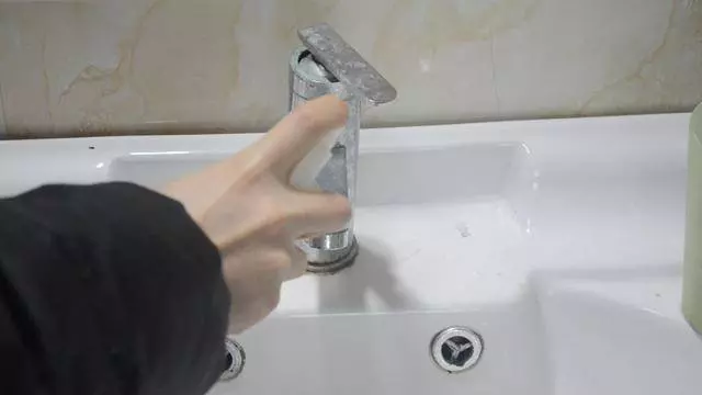 把食鹽倒進白醋里 好多人都不知道有啥用 學會了省不少錢
