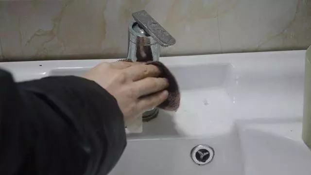 把食鹽倒進白醋里 好多人都不知道有啥用 學會了省不少錢