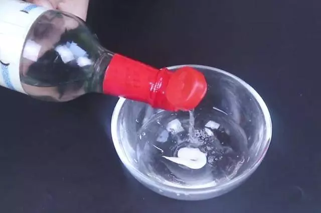 牙膏擠在白醋里太厲害了 人人都能用上 趕快試試