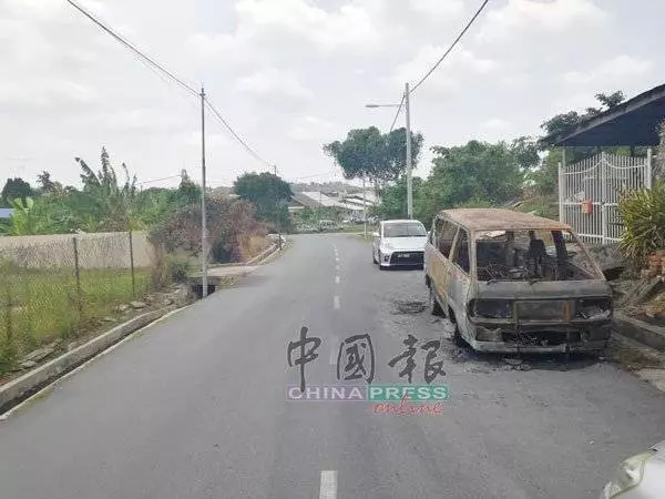 可惡竊賊 破窗刮財後還放火燒車