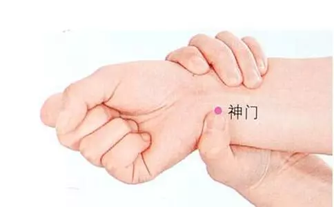 快速入睡的開關竟在手部 認准這兩個穴位 按一按輕鬆入睡
