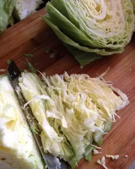 周末在家給孩子做一些春卷美食 香脆美味