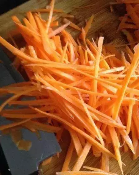 周末在家給孩子做一些春卷美食 香脆美味