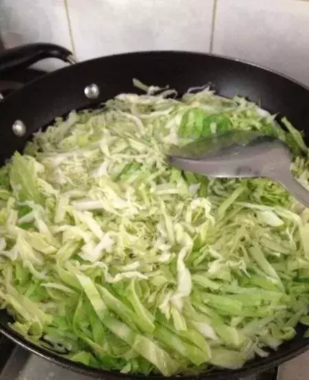 周末在家給孩子做一些春卷美食 香脆美味