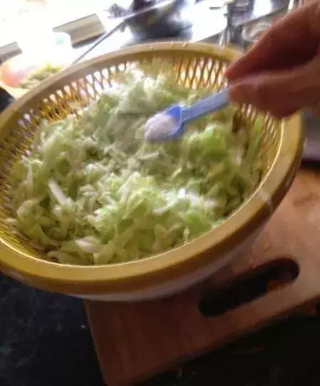周末在家給孩子做一些春卷美食 香脆美味