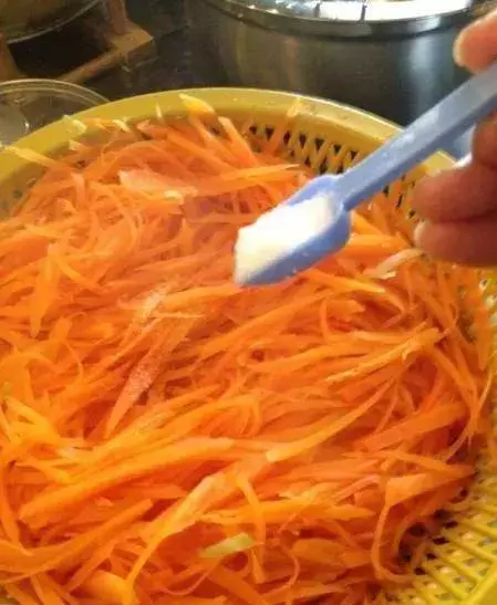 周末在家給孩子做一些春卷美食 香脆美味