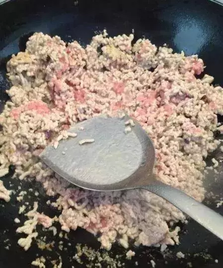 周末在家給孩子做一些春卷美食 香脆美味