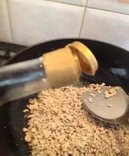 周末在家給孩子做一些春卷美食 香脆美味