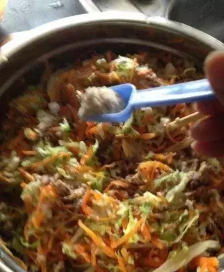 周末在家給孩子做一些春卷美食 香脆美味