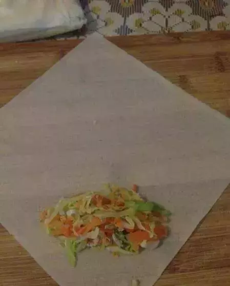 周末在家給孩子做一些春卷美食 香脆美味