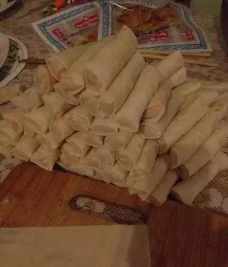 周末在家給孩子做一些春卷美食 香脆美味