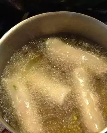 周末在家給孩子做一些春卷美食 香脆美味