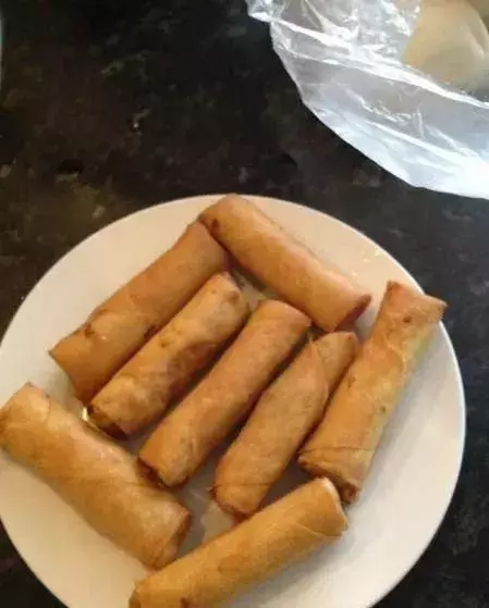 周末在家給孩子做一些春卷美食 香脆美味