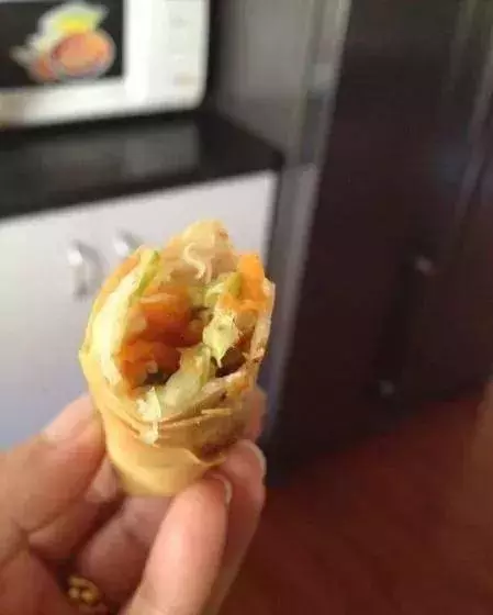 周末在家給孩子做一些春卷美食 香脆美味