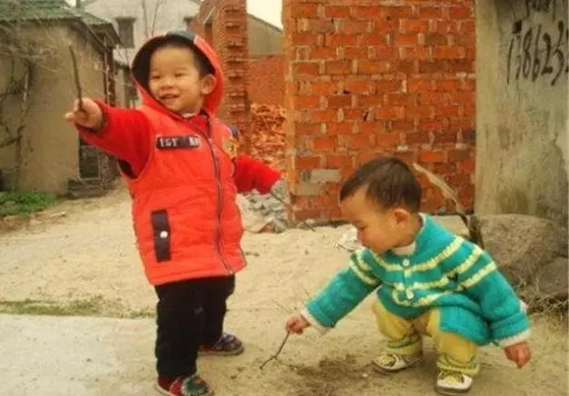 把妹妹給鄉下的姥姥,把哥哥給鄉下奶奶,幾天後,媽媽笑噴了