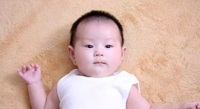 奶奶給出生7天的孫子洗澡,發現不對勁,細心奶奶改變了寶寶一生