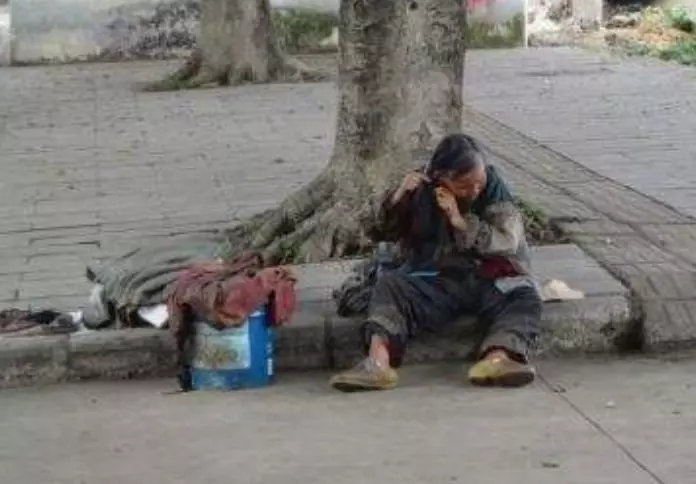 老人晚上進城迷路,被女老闆主動送回家,卻因此救了自己一命