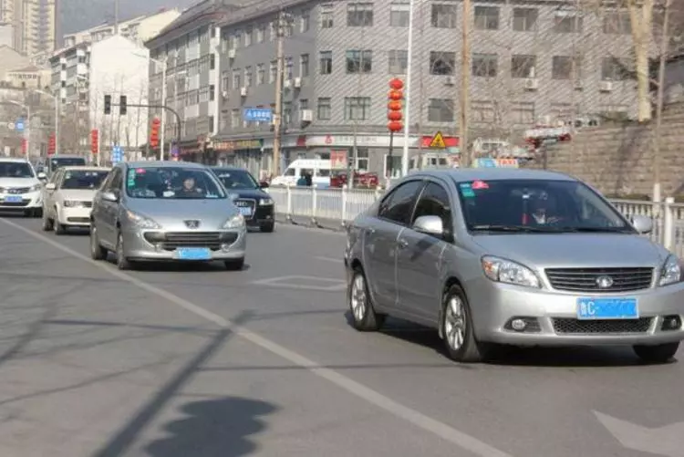 老人晚上進城迷路,被女老闆主動送回家,卻因此救了自己一命