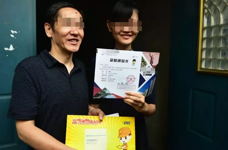 女兒高考690分,打電話報喜,父親太忙忘掛斷,傳來對話她傻住