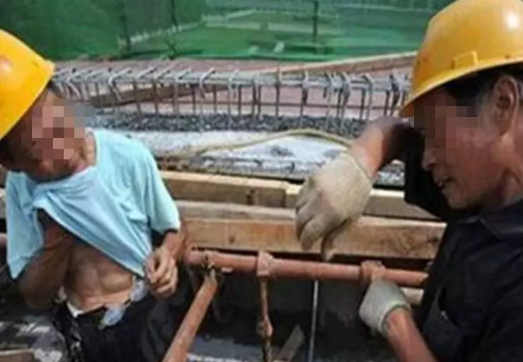 女兒高考690分,打電話報喜,父親太忙忘掛斷,傳來對話她傻住