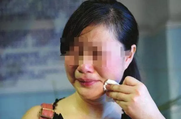 女兒高考690分,打電話報喜,父親太忙忘掛斷,傳來對話她傻住
