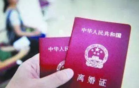 男子出軌後離婚,每月給前妻打五千塊錢,一年後婆婆過來才知真相