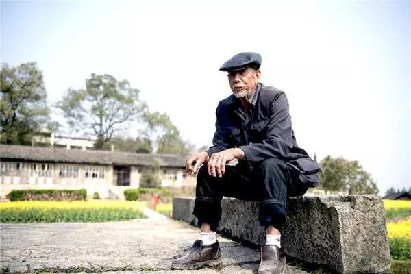 被兒子拋棄的父親,女婿不忍心接回老家養老,結果獲得福報