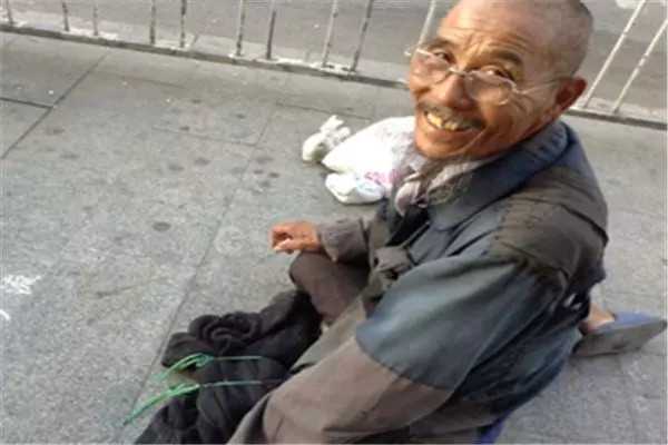 被兒子拋棄的父親,女婿不忍心接回老家養老,結果獲得福報