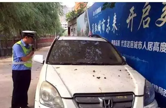 新車被同事借走三天,回來後感覺不對勁,打開後備箱一看果斷報警